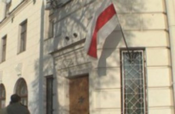 Движение «За Свободу» охраняет офис Партии БНФ