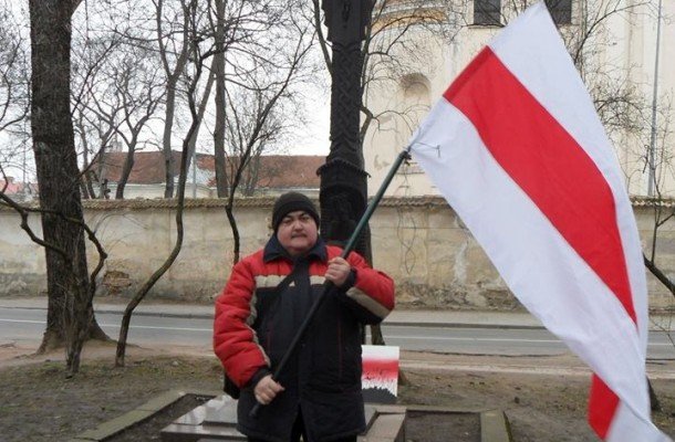 Суд отложил решение за сбор подписей за бело-красно-белый флаг