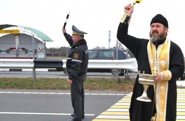 С аварийностью на дорогах в Солигорске борются с помощью священников
