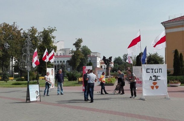 Большой бело-красно-белый пикет в поддержку Алины Нагорной