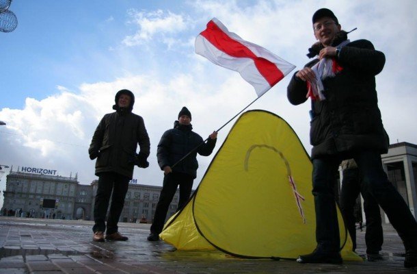 Палатка на Октябрьской площади