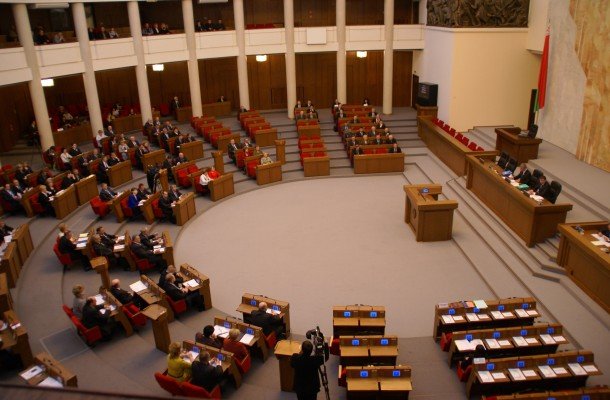 Перед Лукашенко стоит вопрос, какую удобную для него оппозицию представить в парламенте