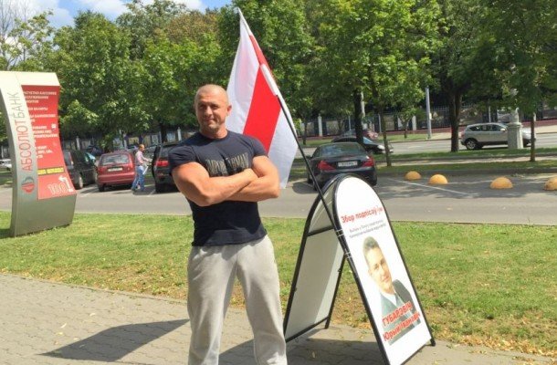 Сборщики подписей: «Люди позитивно реагируют на бело-красно-белые флаги»