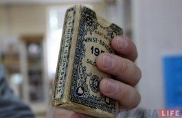 Милинкевич передал уникальную колоду карт создателям современного варианта