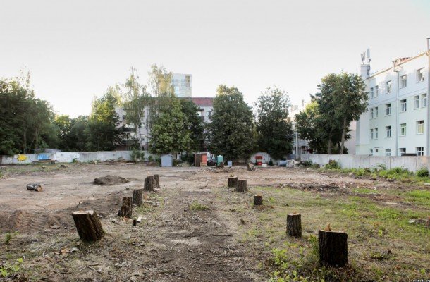 Каля парку Чалюскінцаў у Менску высякуць 273 дрэвы. Тут будуюць бізнэс-цэнтар