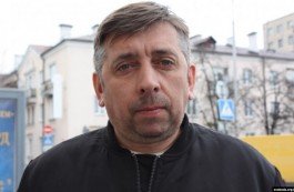 Был за тамаду на свадьбах силовиков, вел стримы с протестных акций. Кто такой блогер Сергей Петрухин