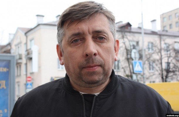 Был за тамаду на свадьбах силовиков, вел стримы с протестных акций. Кто такой блогер Сергей Петрухин