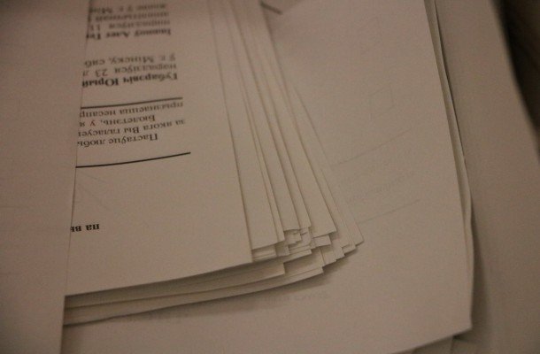 Наблюдатель сфотографировал доказательства вброса бюллетеней на Калиновской округе 108