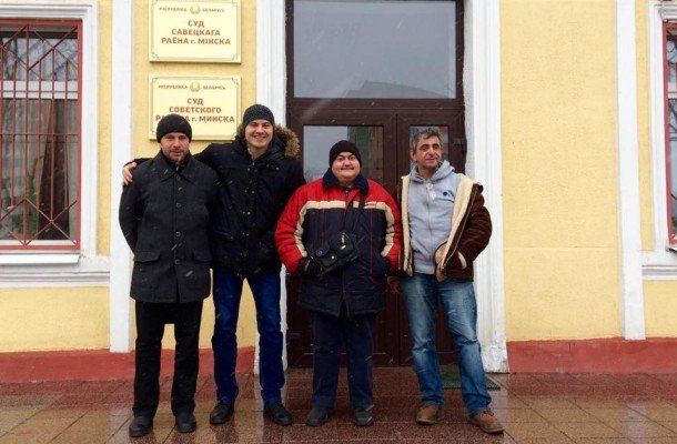 Суд приговорил Контаровича к штрафу в 20 базовых за сбор подписей в поддержку бело-красно-белого сцягуэ