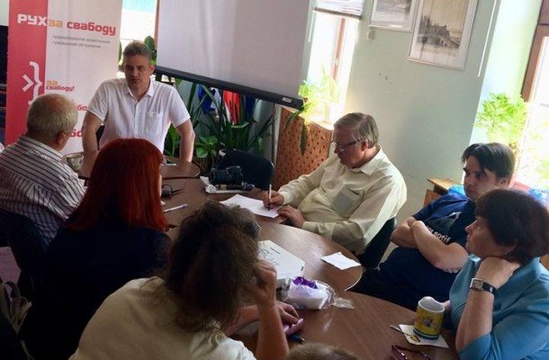 Губарэвіч сустрэўся ў Віцебску з актывістамі руху «За свабоду»