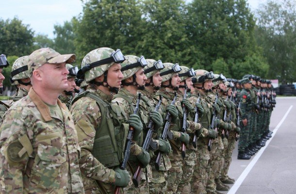 Беларусь должна выйти из военных блоков и вывести иностранные военные объекты