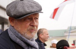 В Гомеле пенсионер МВД получил пять суток за плакат в своем окне с оскорбительным сравнением сотрудников милиции