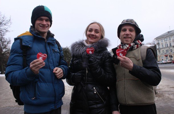 Моладзь Руху «За Свабоду» раздала налепкі з Пагоняй да Дня св. Валянціна