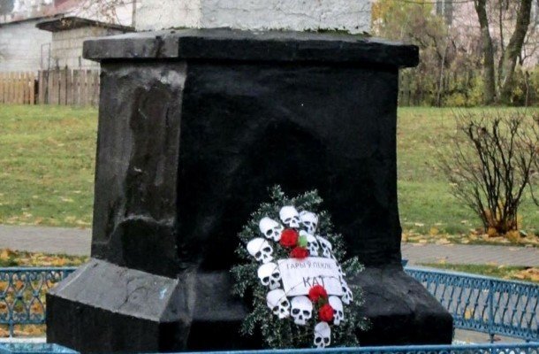 В Березовке к памятнику Ленину принесли венок из черепами