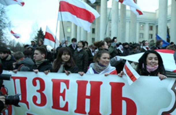 День Воли в Барановичах: цветы к Кресту жертвам политрепрессий (фота)