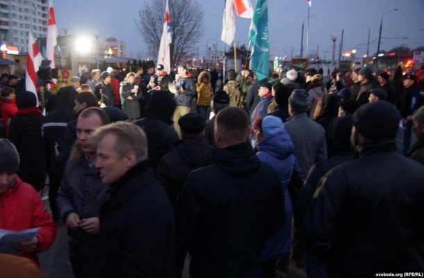 В Гомеле прошел 4-часовой пикет в темноте — власти отключили уличное освещение на весь квартал