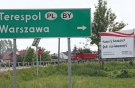 Билборды «Почему в Беларуси все по-другому?» на трассе Брест — Варшава