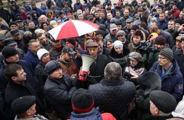 Участники Народного собрания в Слониме передали резолюцию акции властям