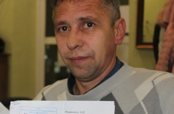 Правозащитник Алесь Романович получил 1350 рублей штрафа за 10 минут «пикета» возле памятника Партизанам