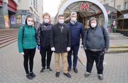 Члены Движения «За свободу» раздали минчанам маски и памятки о коронавирусе