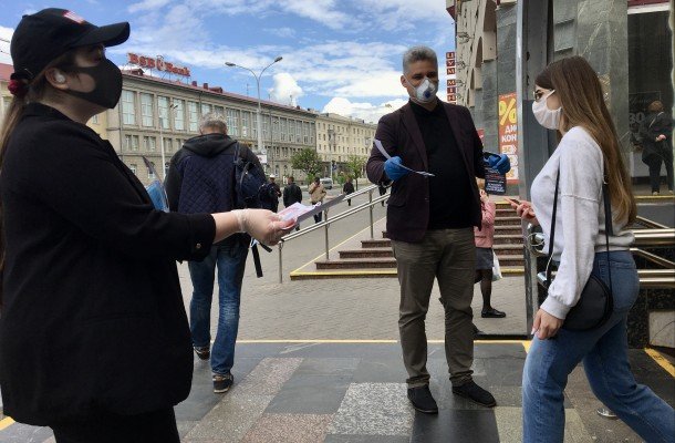 За безопасность во время избирательной кампании: члены Движения «За Свободу» раздали маски и антикоронавыборные таблички